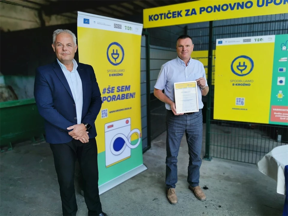 Smartno-pri-Litiji_Podpisna-listina-ob-predaji-koticka-ponovne-uporabe-EEO-levo-direktor-ZEOS-desno-direktor-KSP-Litija.jpg